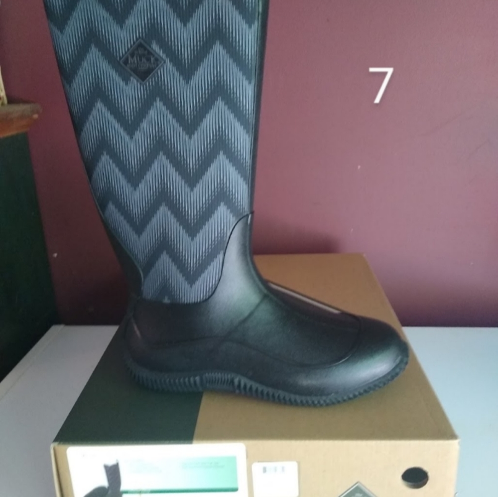 New in box the muck company women's sz 7…